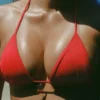 Canggu trekantet bikinitopp med charm-detaljer i Fiery Red