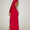 Carmina Lace Scalloped Plunge-Neck Maxi Kjole i True Red