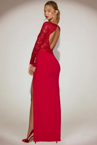 Carmina Lace Scalloped Plunge-Neck Maxi Kjole i True Red