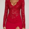 Carmina Lace Scalloped Plunge-Neck Maxi Kjole i True Red