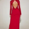 Carmina Lace Scalloped Plunge-Neck Maxi Kjole i True Red