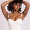 Cassandra vinyl-korsett-crop-top med bøyle i hvitt