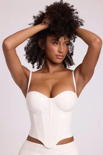Cassandra vinyl-korsett-crop-top med bøyle i hvitt