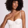 Cassandra vinyl-korsett-crop-top med bøyle i hvitt
