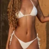 Cebu bikinitruser med perler og snøring på siden i hvit leopard med hotfix