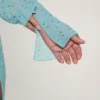 Champel pyntet maxikjole med cowl-hals i Aqua