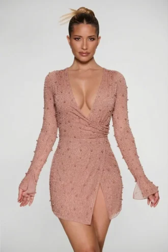 Chelsea pyntet mini-kjole med A-linje og krysset dekolleté i beige