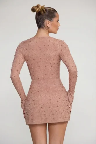 Chelsea pyntet mini-kjole med A-linje og krysset dekolleté i beige