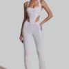 Coralena pyntet jumpsuit med utskjæringer i hvitt