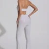 Coralena pyntet jumpsuit med utskjæringer i hvitt