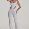 Coralena pyntet jumpsuit med utskjæringer i hvitt