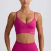 Define Luxe sports-BH med V-hals i fargen Berry