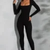 Delanie jumpsuit med firkantet hals og lange ermer i svart