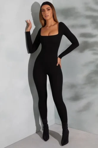 Delanie jumpsuit med firkantet hals og lange ermer i svart