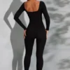 Delanie jumpsuit med firkantet hals og lange ermer i svart