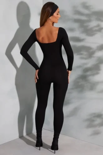 Delanie jumpsuit med firkantet hals og lange ermer i svart