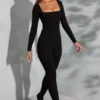 Delanie jumpsuit med firkantet hals og lange ermer i svart