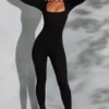Delanie jumpsuit med firkantet hals og lange ermer i svart