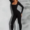 Delanie jumpsuit med firkantet hals og lange ermer i svart