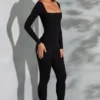 Delanie jumpsuit med firkantet hals og lange ermer i svart