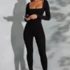 Delanie jumpsuit med firkantet hals og lange ermer i svart