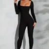 Delanie jumpsuit med firkantet hals og lange ermer i svart