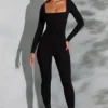 Delanie jumpsuit med firkantet hals og lange ermer i svart