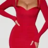 Deliana lagdelt midilang kjole med rynket brystparti i rødt