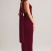 Dree ribbestrikket halterneck-maxidress med skjerfdetaljer i vinrød