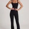 Elanie jumpsuit med rund hals, korsett og utvidede ben i svart