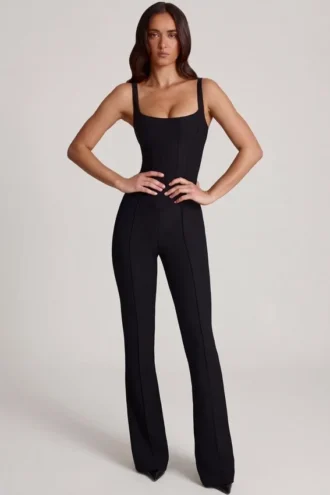 Elanie jumpsuit med rund hals, korsett og utvidede ben i svart