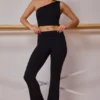 En-skulder-tanktop med vridd detalj i svart