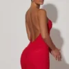 Femi rynket, ryggløs bodycon-minikjole i rødt