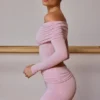 Gjennomsiktig off-shoulder-top med lange ermer i myk rosa