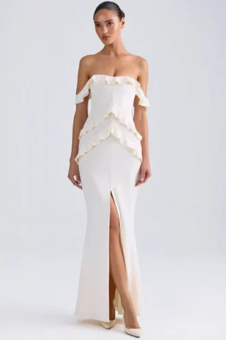 Hemera off-shoulder kjole med volanger i elfenben