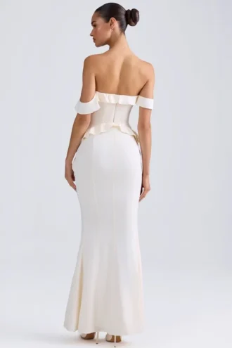 Hemera off-shoulder kjole med volanger i elfenben