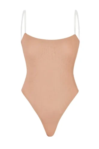 Intimates Body i mykt mesh med usynlige stropper og tanga i varm fersken