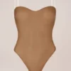 Intimates stroppeløs body i fargen Almond