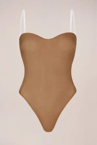 Intimates stroppeløs body i fargen Almond
