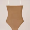 Intimates stroppeløs body i fargen Almond