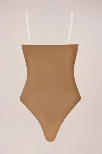 Intimates stroppeløs body i fargen Almond