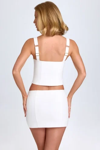 Issa Curved Low-Rise Mini Skjørt i hvitt