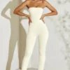Jamila stroppeløs jumpsuit med utvidet kant i elfenben
