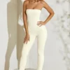 Jamila stroppeløs jumpsuit med utvidet kant i elfenben