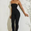 Jamila stroppeløs jumpsuit med utvidet kant i svart