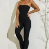 Jamila stroppeløs jumpsuit med utvidet kant i svart