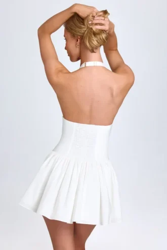 jessalie minikjole med pintuck og halterneck i hvitt 2 330x495 - Jessalie minikjole med pintuck og halterneck i hvitt