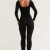 Jett langermet jumpsuit med firkantet hals i svart