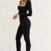 Jett langermet jumpsuit med firkantet hals i svart