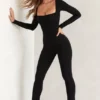 Jett langermet jumpsuit med firkantet hals i svart